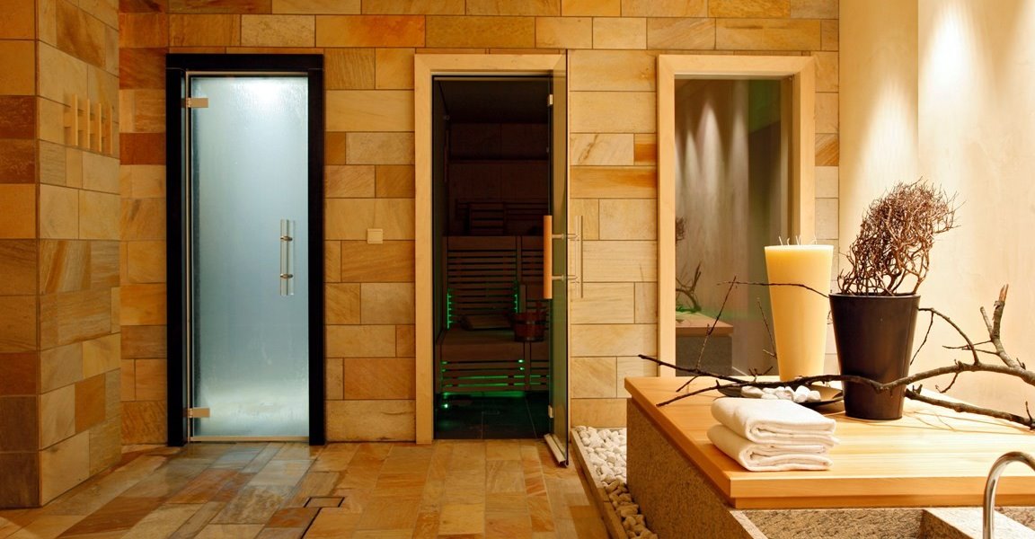 Сравнение стеклянных и деревянных дверей для бани