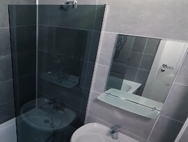 Установка стеклянной шторы для ванны