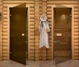 Сравнение стеклянных и деревянных дверей для бани